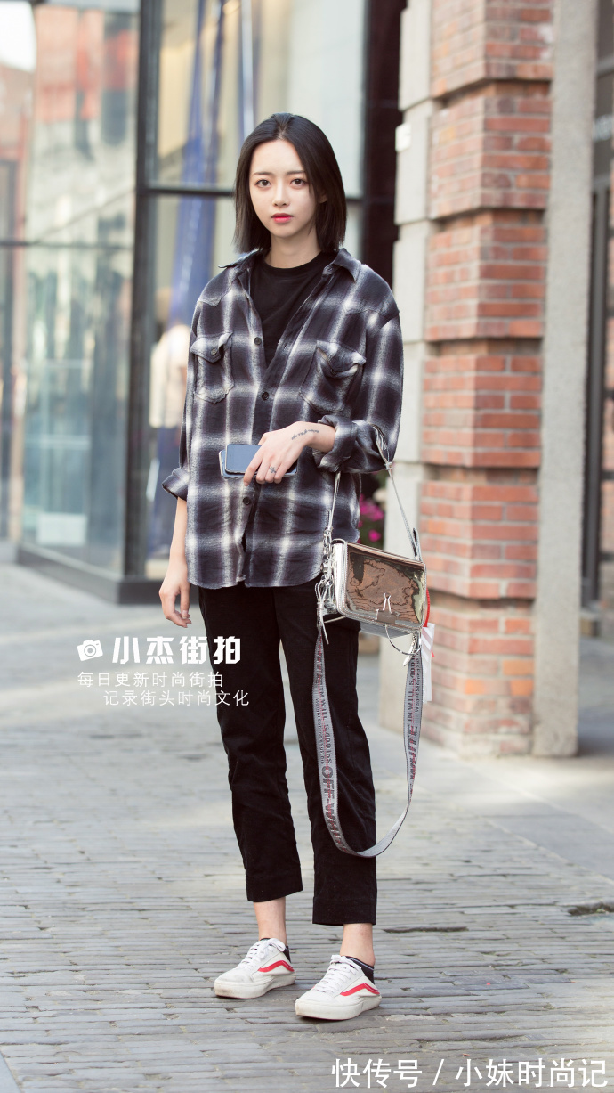 T恤|街拍,黑白条纹T恤搭配休闲阔腿裤,彰显活力与青春!