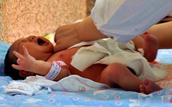 产妇|顺产生下男孩,产妇出产房时无家属等待,大出血只有女儿发现