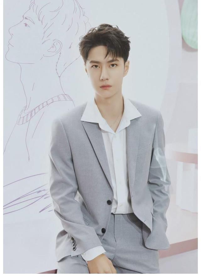 王一博品牌見(jiàn)面會(huì)太搞笑，主持人接梗不斷，結(jié)束還不忘叮囑粉絲