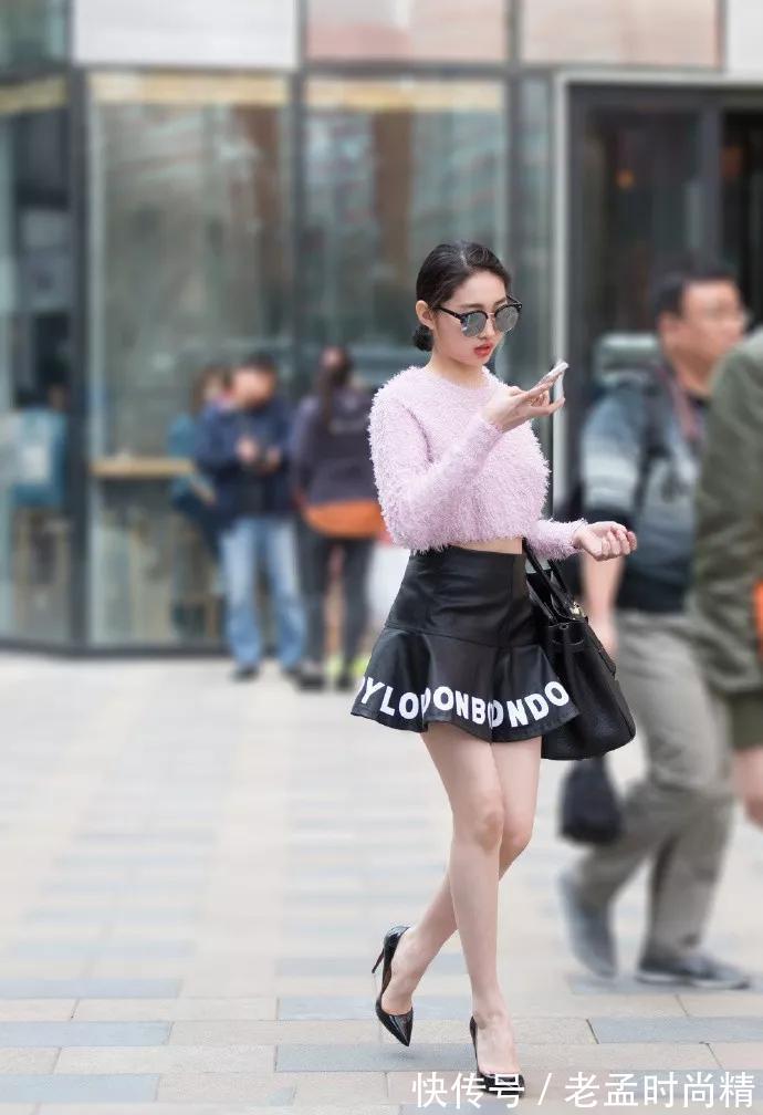 搭配|街拍美女:小姐姐脚上搭配上一双黑色的高跟鞋,就显得更加有气质了