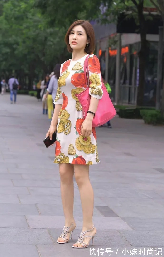 高跟鞋|时尚减龄的连衣裙,搭配精致有型的高跟鞋,清新自然又温柔