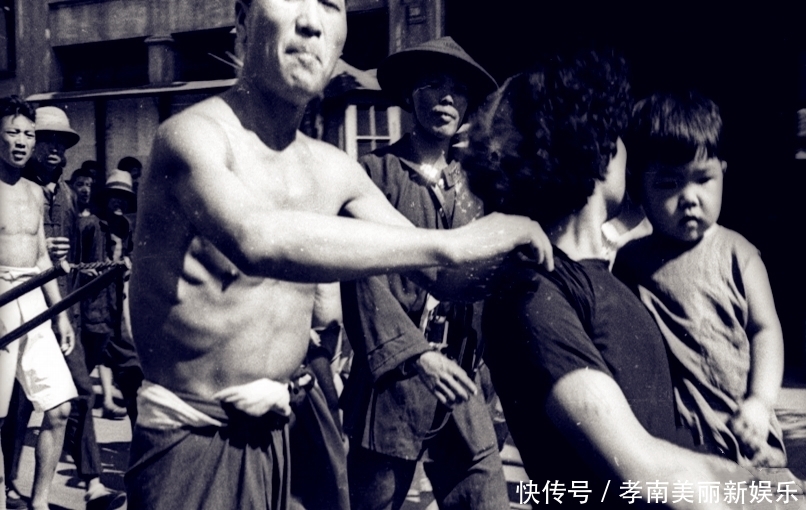 民国|一组民国老照片：向鬼子献媚的妙龄女子，在大街上抓获的女间谍