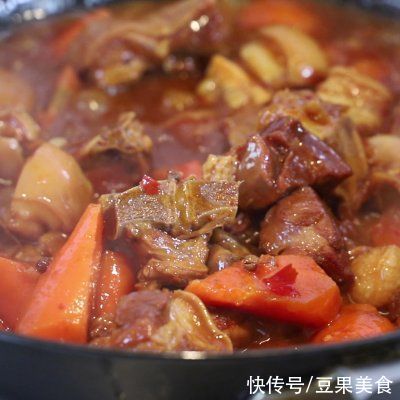 红焖羊肉一口下肚，唇齿留香