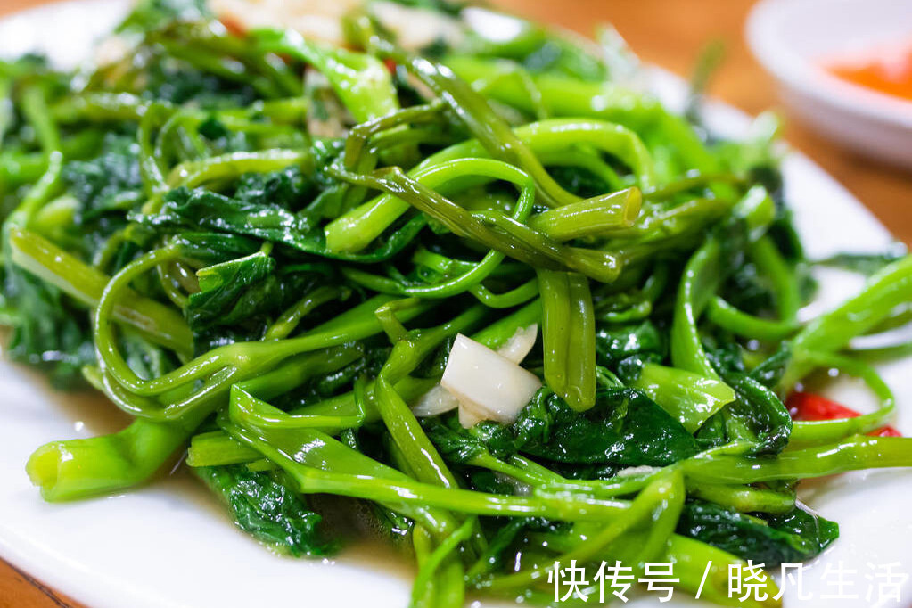 口感|炒空心菜,不可直接下锅炒,多加1步,口感又脆又嫩,颜色不发黑