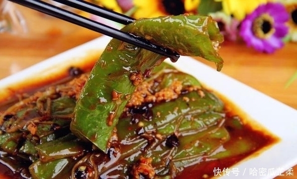 做虎皮青椒,第一步不是倒油大厨教你做法,快速起虎皮,更入味