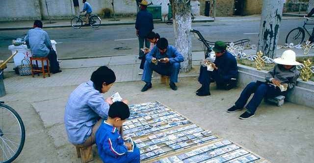 80年代生活老照片,虽物质缺乏,但精神面貌好,图1吃饭秒杀现在