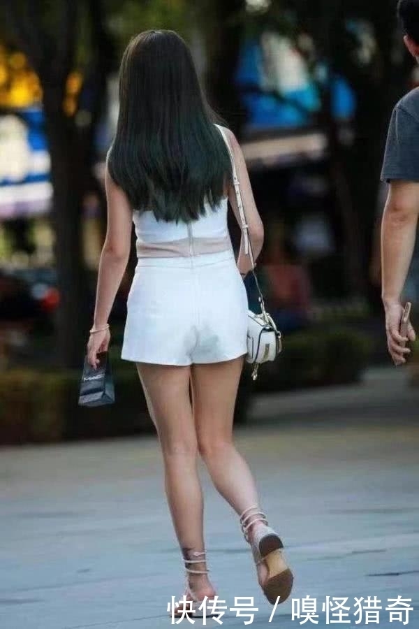 羡慕|街拍美女:气质小女生身穿短裤, 曼妙的身姿, 高冷的气质让人羡慕