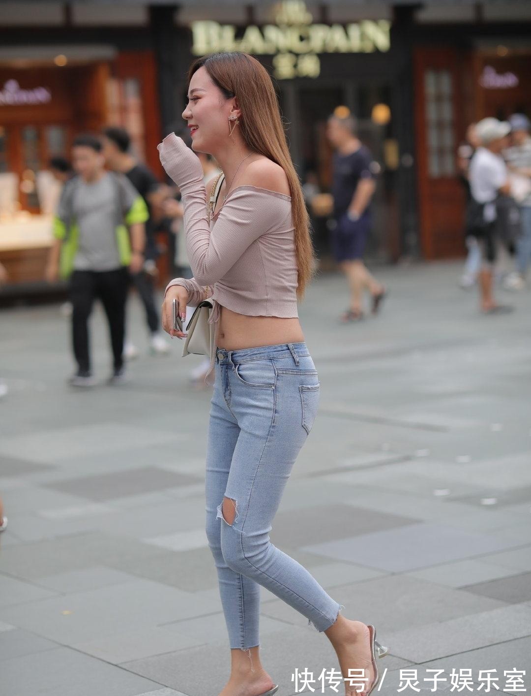 牛仔裤|身材太“扁平”可以学习这样穿，一字肩上衣搭配低腰牛仔裤