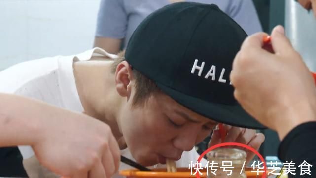 鹿晗没吃到海鲜,谁注意他往面里放了一瓶啥?暴露男神的真实口味
