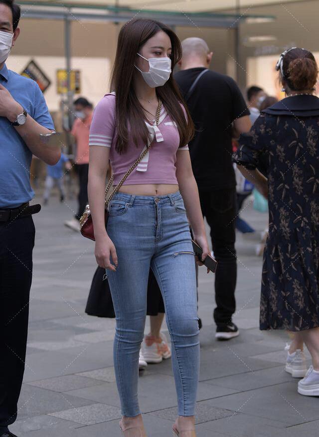 街拍|街拍:小姐姐另类粉紫色水手服,搭配性感破洞裤,成熟与可爱并存