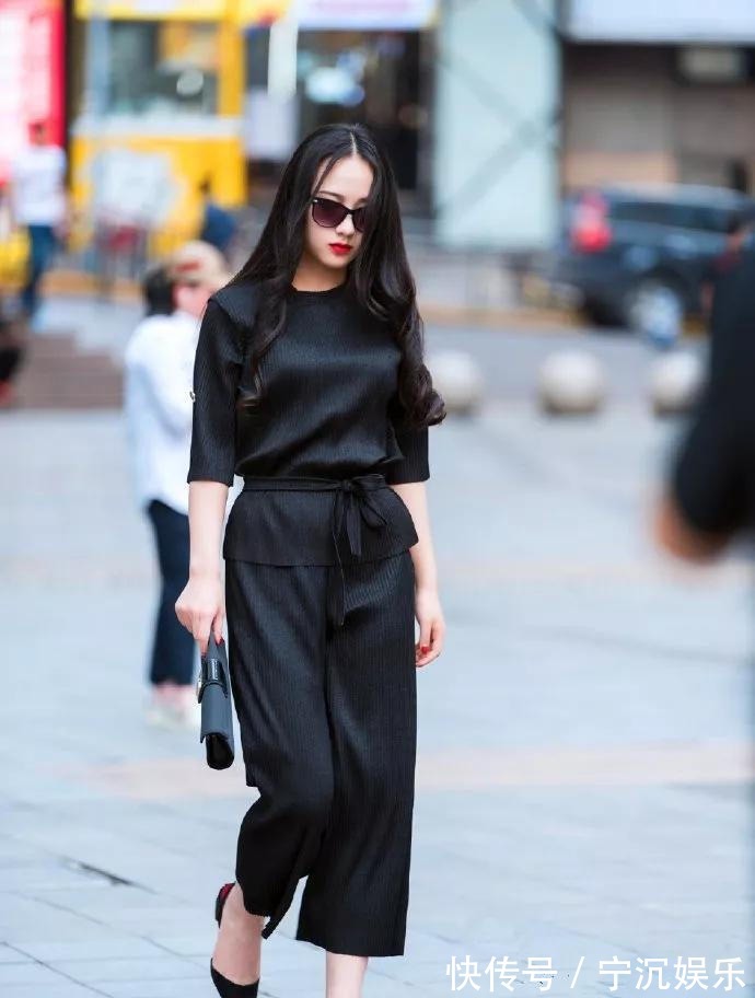 优雅 美女脚上搭配上一双尖头的高跟鞋,提升她的气质又增加身高