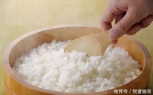 蒸米饭别只加冷水,记牢这4个技巧,白米饭绵软芳香、颗颗明晰