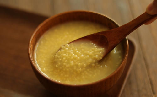 |搞笑老外:开学季如何偷偷带零食进校园?贪吃老外脑洞大开