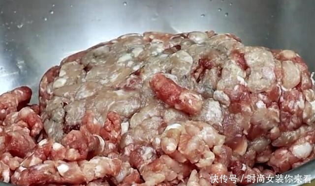 调肉馅饺子时,这两种食材缺一不可,饺子鲜嫩多汁,香而不柴