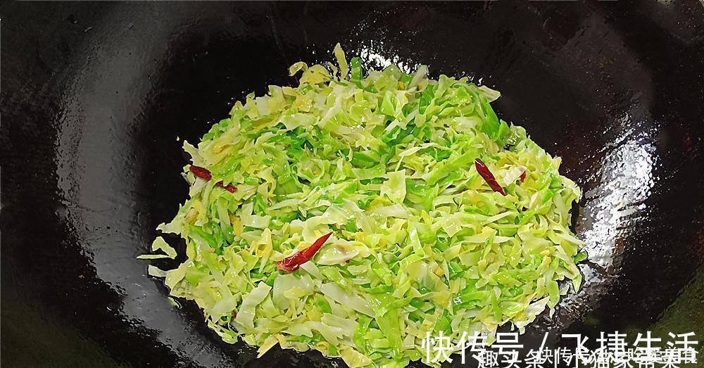 好吃|包菜炒粉条怎么做才好吃?教你1个小技巧,不坨不粘锅,味道也香