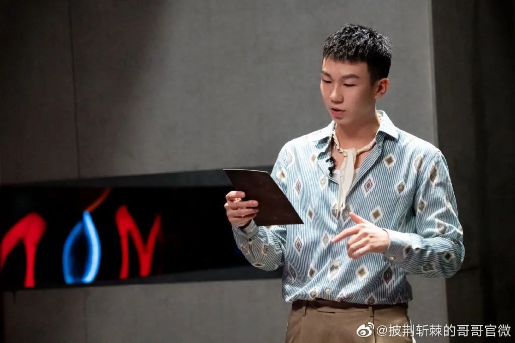 t恤|人类高质量男性一边披荆斩棘，一边疯狂种草