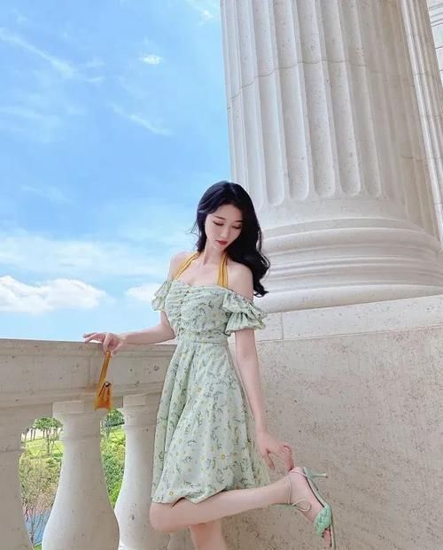 这才叫省布料设计！雏菊抹胸吊带裙可盐可甜，绑脖设计最是特别