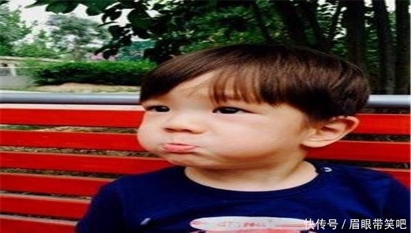 杜江晒出儿子嗯哼冲浪照片,可以说现在的嗯哼已经变得很勇敢了!