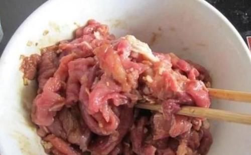 大厨告诉你:不管炒啥肉,别再用淀粉腌制,牢记这3点,鲜嫩入味