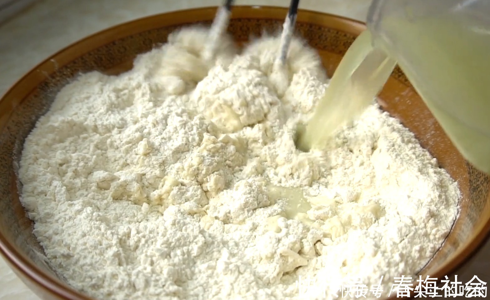 白菜这样吃真过瘾,不发面不烫面,一折一卷就搞定,比包子还好吃