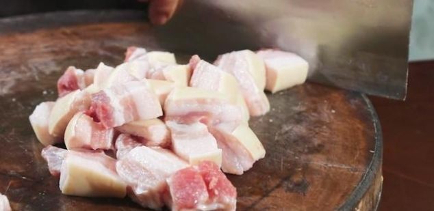 把五花肉扔进电饭锅，不加一滴水，出锅后一大锅都不够吃，太香了