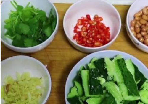 饭店里拍黄瓜为什么那么香，大厨的诀窍在这！