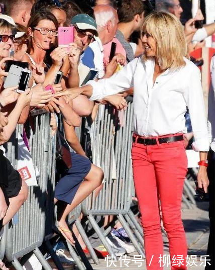 小姐姐|布丽吉特整容后更自信同马克龙出游亲密似挂件,撒起娇来齁甜蜜