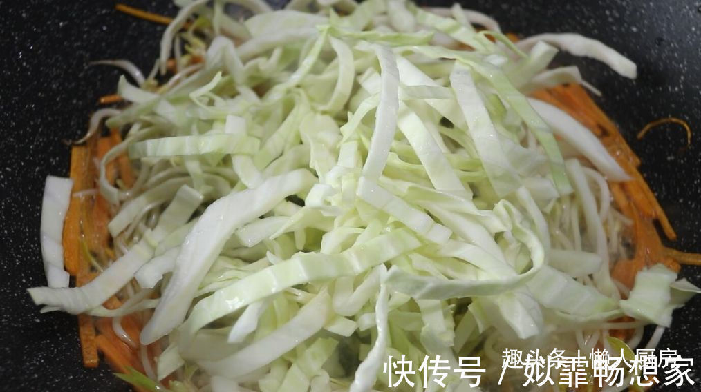 这是海鲜炒米粉的做法,加点它们一起炒,可做菜也可做主食