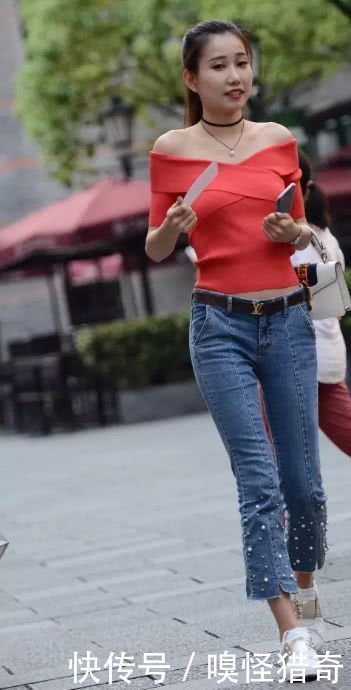 一字肩|街拍美女:牛仔裤一字肩时尚简约穿搭的小姐姐,看一眼就让人心动
