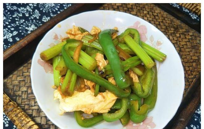 青椒|秋天,3样食材放入炒锅,成本不到5块钱,出锅香脆可口