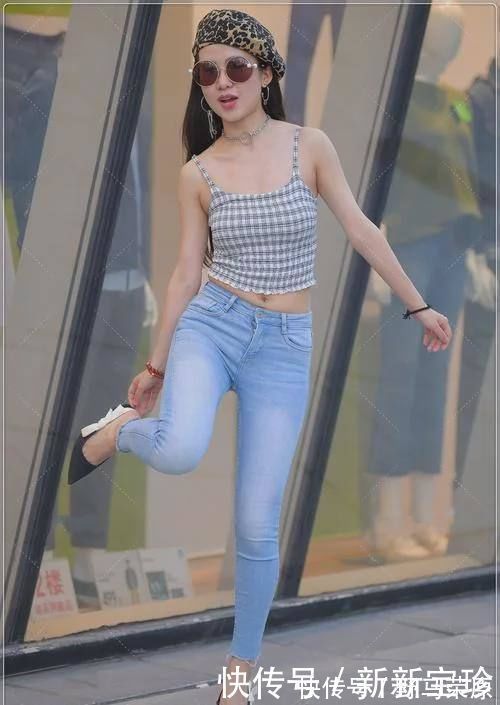 小蛮腰|格子吊带背心,紧身牛仔长裤搭配黑色高跟,这身搭配气质十足