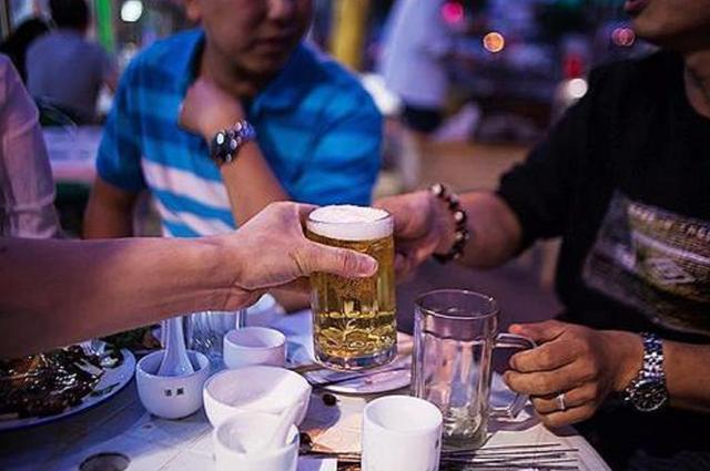 父母|一家四口睡觉的照片火出圈,网友笑翻:父母是真爱,孩子是意外