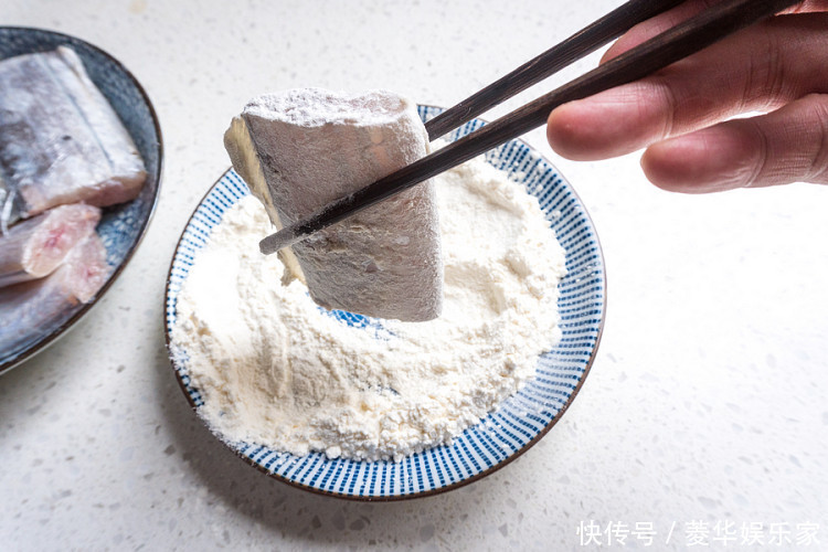 吃光|炸带鱼时,记得加点它,酥脆无腥味!上桌就吃光,全家人都喜欢