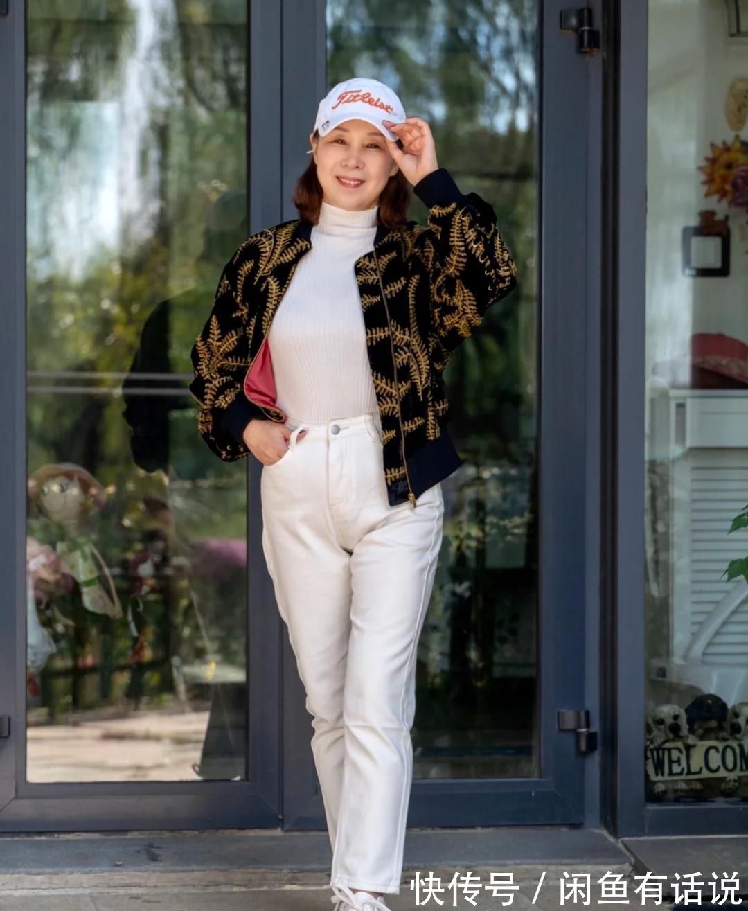 风衣|白色打底衫有多时髦?65岁博主多套搭配示范,穿出奶奶辈的优雅