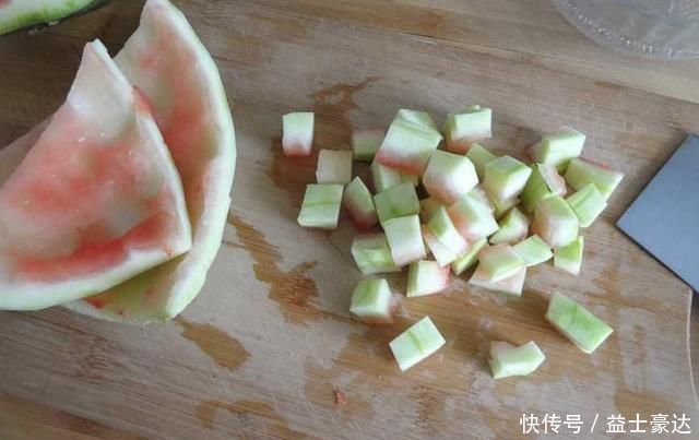 夏天用西瓜皮来养花，花卉像吃了兴奋剂一样，蹭蹭长