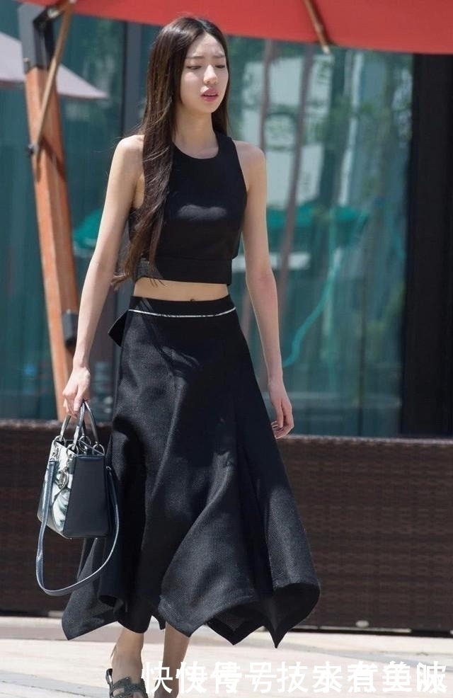 街拍小姐姐清爽迷人的气质，上身满满的女人味