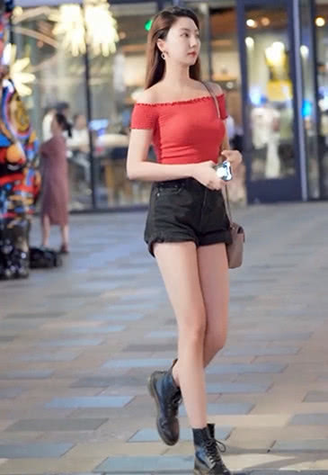 心动|街拍一字肩的T恤衫,更显妹子的傲人凸出,心动的感觉