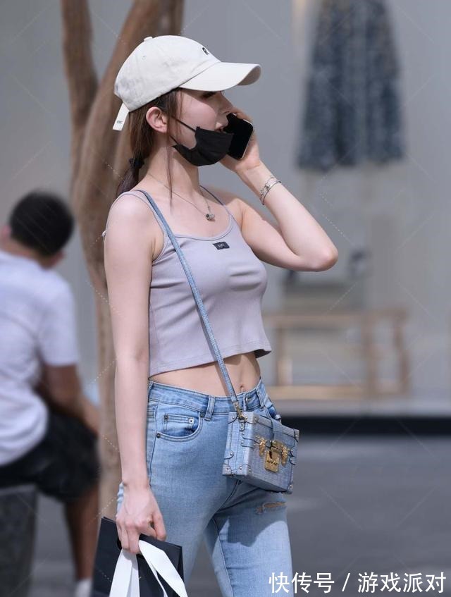 体型 追求风格优美,展现出了风格的美丽,牛仔裤搭配衬衫很漂亮!