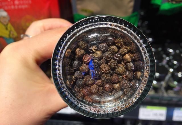 同样是胡椒,选黑胡椒还是白胡椒老厨师教你一招,知道不再瞎买