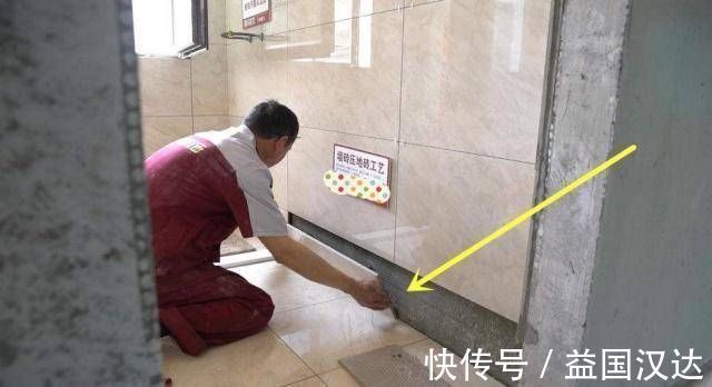做功课|卫生间贴瓷砖时,我说要“墙砖留空一排”,师傅一听遇到行家了