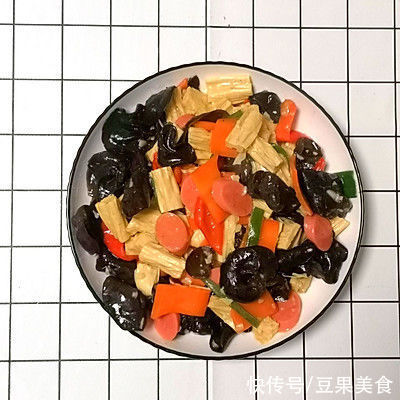 这道腐竹木耳炒火腿，汤汁都要舔干净