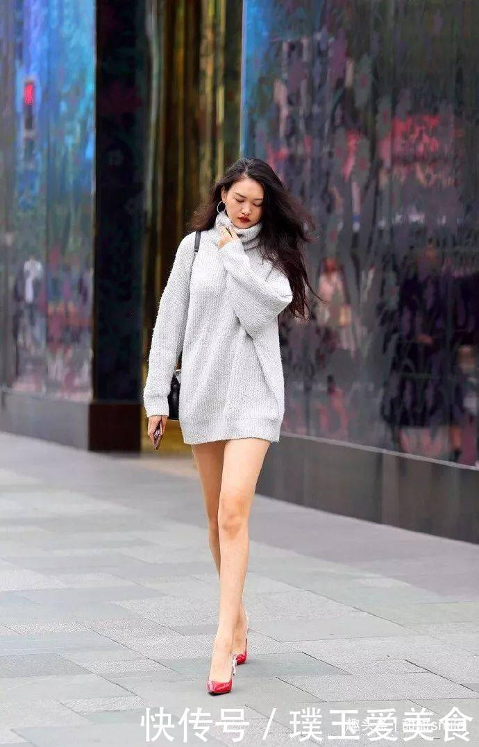 美女一双高跟凉鞋穿搭在脚上,让她带着一种清新的时尚与魅力