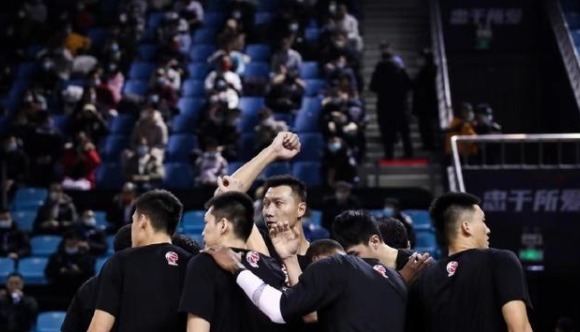 易建联|广东宏远热身赛大胜!汤杰替代赵睿,易建联状态火热,杜锋新计划