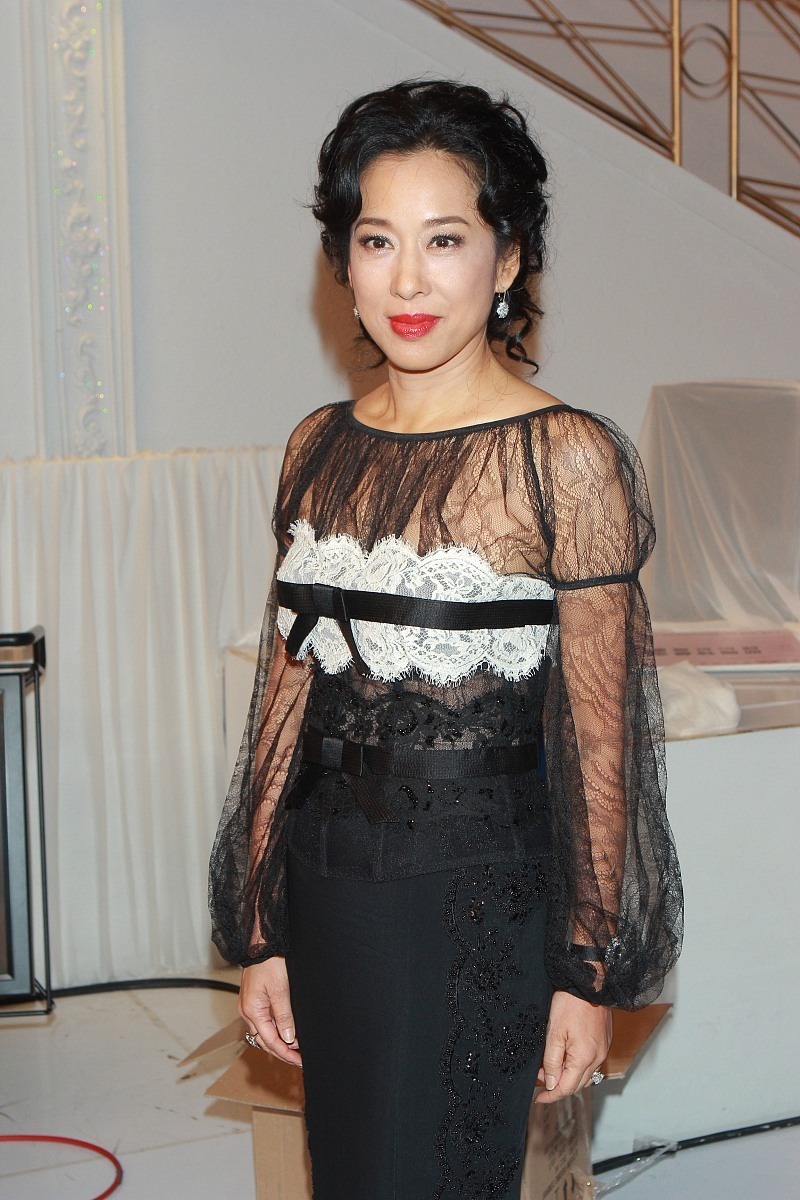 朱玲玲厉害了,一身拼接的黑色蕾丝连衣裙出席活动,女人味十足