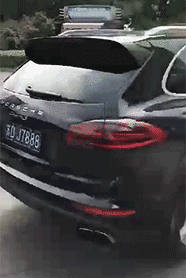 |搞笑GIF:太软了 妹子这腿是假的吧