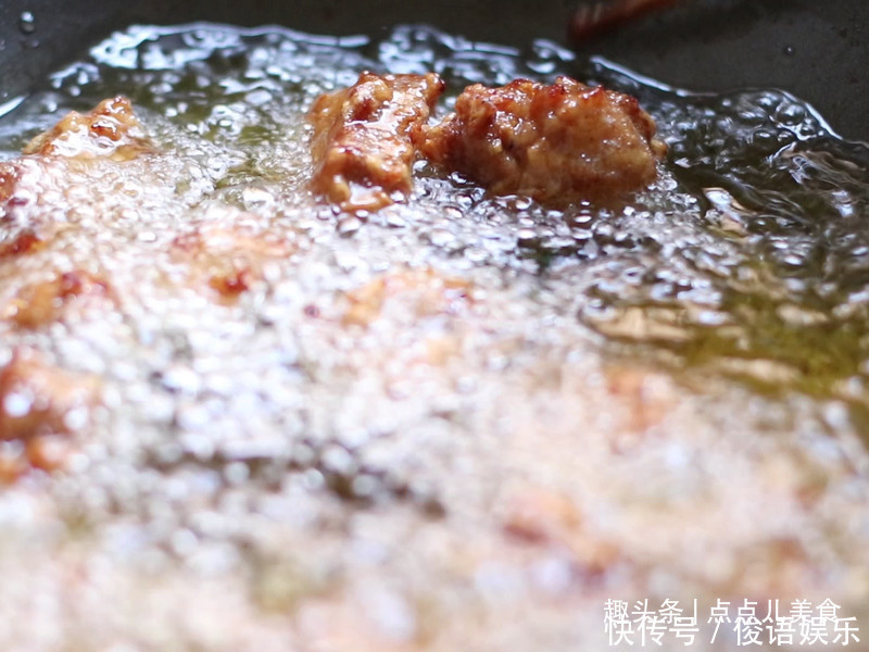 外酥里嫩的蒜香炸排骨,比红烧的还好吃,简单易上手