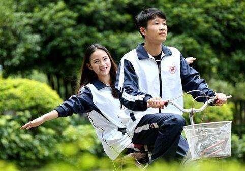 还记得那个＂宁愿坐宝马哭，不坐单车笑＂的女孩吗？现状引唏嘘