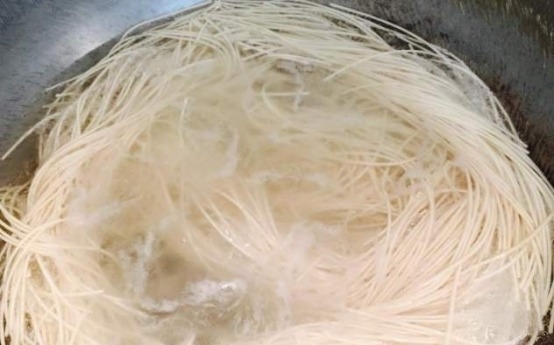 煮面条，最忌讳水开下锅，饭店大厨透漏“秘诀”，出锅劲道不起坨