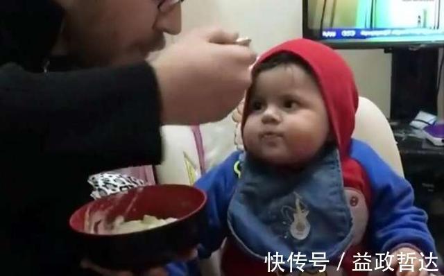 儿子|爸爸喂儿子吃辅食,全喂到他自己嘴里,宝宝懵了:这是亲爸吗?
