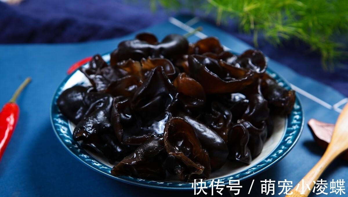 炒木耳时,总是“噼里啪啦”响,教你3招,木耳软嫩好吃不炸锅